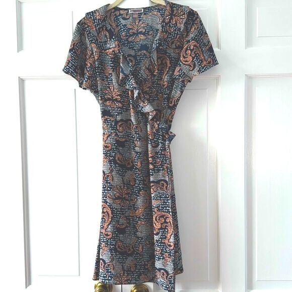 CHELSEA 28 TRUE WRAP DRESS SIZE SMALL WORDS FLEUR DE LIS BLUE PEACH RUFFLE - Picture 1 of 13